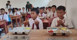 Para siswa di Pandeglang saat menikmati MBG. (Sumber: Poskota/Samsul Fatoni)