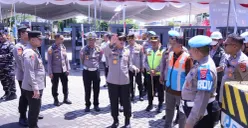Kapolda Banten Irjen Pol Hengki saat meninjau persiapan angkutan mudik Lebaran 2026 di Pelabuhan Merak. (Sumber: Bidhumas)