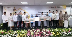 Bank Jakarta menyerahkan santunan kepada perwakilan anak yatim dalam acara Iftar Bersama Manajemen dan Santunan Anak Yatim di Kantor Pusat Bank Jakarta, Kamis, 12 Maret 2026. (Sumber: Dok. Istimewa)