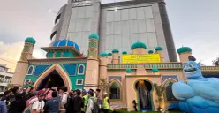 Pos Gadog Hoegeng, Polres Bogor dihias dengan nuansa Timur Tengah untuk menarik para pemudik yang ingin beristirahat di sela-sela perjalanan, Kamis 12 Maret 2026. (Sumber: Poskota/Giffar Rivana)