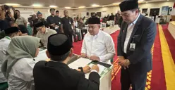 Bupati Bogor Rudy Susmanto saat melaksanakan pembayaran zakat fitrah di gedung Setda Kabupaten Bogor, Kamis 12 Maret 2026. (Sumber: Poskota/Giffar Rivana)