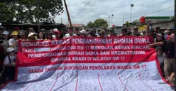 Unjuk rasa warga perumahan Citra, Pegadungan, Kalideres, Jakarta Barat, yang menolak pembangunan rumah duka dan krematorium. (Sumber: Poskota/Pandi Ramedhan)