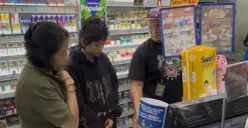 Seorang wanita (baju hitam) ditangkap mencuri uang senilai Rp2,6 juta dari laci sebuah minimarket di kawasan Tanah Sereal, Tambora, Jakarta Barat. (Sumber: Poskota/Pandi Ramedhan)