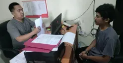 Jaenudin menjalani pemeriksaan setelah ditangkap petugas Unit Reskrim Polsek Pamarayan atas kasus penganiayaan. (Sumber: Polsek Pamarayan)