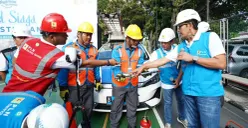 General Manager PLN UID Jakarta Raya, Moch. Andy Adchaminoerdin, turun langsung mengecek kondisi peralatan dan perlengkapan kelistrikan. (Sumber: PLN UID Jakarta Raya)
