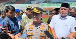 Kapolres Bogor, AKBP Wikha Ardilestanto saat memberikan keterangan pers di Stadion Pakansari, Cibinong usai apel gelar pasukan Operasi Ketupat Lodaya 2026, Kamis 12 Maret 2026. (Sumber: Poskota/Giffar Rivana)