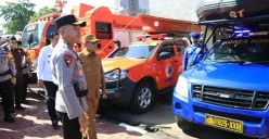 Kapolda dan Gubernur Banten melihat sarana dan prasarana yang digunakan untuk Operasi Ketupat Maung 2026 dalam apel gelar pasukan di Mapolda Banten. (Sumber: Dok. Polda Banten)