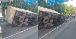 Kecelakaan tunggal, mobil truk terguling di Jalan Gatot Subroto arah barat, dekat pintu gerbang Gedung DPR, Jakarta Pusat, Kamis, 12 Maret 2026. (Sumber: Dok. Ditlantas Polda Metro Jaya)