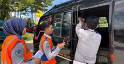 Sejumlah petugas Terminal Mandala di Lebak, saat memasang stiker tarif angkutan umum. (Sumber: Istimewa)