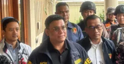 Dirreskrimsus Polda Metro Jaya, Brigjen Ade Safri Simanjuntak melimpahkan berkas perkara tiga tersangka kasus dugaan penipuan dan penggelapan pendanaan masyarakat oleh PT DSI ke Kejagung. (Sumber: Dok. Mabes Polri)