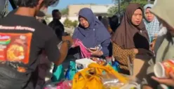 Warga menyerbu Bazar Ramadan yang digelar DKUPP di Bale Indung Rahayu Purwakarta Kamis 12 Maret 2026. (Sumber: Poskota/Dadan)