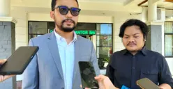 Koordinator Advokat dan pemerhati kejahatan satwa liar (APKSLI), Nanda Nababan usai menyerahkan somasi di Kantor BTNUK Labuan, Pandeglang. (Sumber: Poskota/Samsul Fatoni)