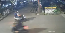 Rekaman CCTV sosok dua pelaku yang diduga menyiram air keras terhadap aktivis dari Komisi untuk Orang Hilang dan Korban Tindak Kekerasan (KontraS) Andrie Yunus. (Sumber: X/@ ariefrasyad)