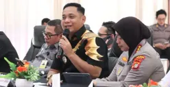 Plt. Bupati Bekasi, Asep Surya Atmaja dalam koordinasi lintas sektoral Operasi Ketupat Jaya 2026 di Gedung Promoter Polres Metro Bekasi, Selasa, 10 Maret 2026. (Sumber: Dok. Istimewa)