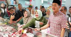 Wakil Wali Kota Cimahi, Adhitia Yudisthira, (batik merah), melakukan inspeksi mendadak ke sejumlah Pasar Tradisional dan Pasar Modern, Jumat 13 Maret 2026. (Sumber: Poskota/Gatot Poedji Utomo)