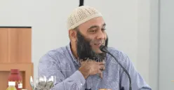 Dokter Zaidul Akbar menjelaskan bahwa puasa tidak hanya bernilai ibadah, tetapi juga memberikan manfaat kesehatan seperti detoksifikasi alami dan menjaga keseimbangan metabolisme tubuh. (Sumber: Youtube/@ dr. Zaidul Akbar Official)