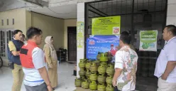 Hiswana Miga Kota Depok dengan petugas pegawai Kelurahan melakukan sidak ke pangkalan tabung gaa 3 Kg yang ada di Kelurahan Sukamaju Baru, Kecamatan Tapos, Kota Depok, Jumat, 13 Maret 2026. (Sumber: Hiswana Migas Depok)
