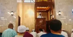 Suasana jamaah melaksanakan salat Jumat di penghujung Ramadan, momentum refleksi ibadah dan memperkuat ketakwaan menjelang Idulfitri. (Sumber: Wilkimedia Commons)