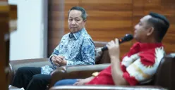 Kepala Dinas Komunikasi Informatika Persandian dan Statistik Kabupaten Bekasi, Yan Yan Akhmad Kurnia (kiri) di Gedung Graha Pariwisata, Kelurahan Sertajaya, Cikarang Timur, Kabupaten Bekasi, Kamis, 12 Maret 2026. (Sumber: Dok. Istimewa)