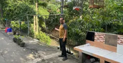 Kondisi permukiman warga di RW 09 Kebayoran Lama, Jakarta Selatan pada Jumat, 13 Maret 2026 yang belum lama terjadi longsor. (Sumber: Poskota/ Pandi Ramedhan)