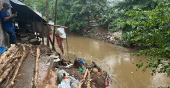 Bencana longsor bangunan rumah kontrakan di kawasan Tebet, Jakarta Selatan. (Sumber: Poskota/Pandi Ramedhan)