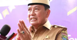 Bupati Tangerang, Maesyal Rasyid saat diwawancarai di Kantor Bupati Tangerang. (Sumber: Poskota/Veronica)