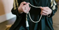 Ilustrasi seorang Muslim berzikir dan berdoa saat qiyamul lail pada sepuluh malam terakhir Ramadan untuk meraih keberkahan malam Lailatul Qadar. (Sumber: Pexels)