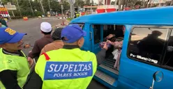 Anggota supeltas membagikan takjil kepada warga di wilayah Gadog, Puncak, Kabupaten Bogor pasa Kamis 12 Maret 2026. (Sumber: Poskota/Giffar Rivana)