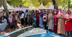 Sejumlah warga mengantre paket sembako murah di Pulau Pramuka, Kepulauan Seribu, Jumat, 13 Maret 2026. (Sumber: Poskota/M. Tegar Jihad)