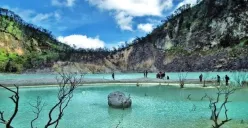 Panorama Kawah Putih di Ciwidey, Bandung Selatan, yang terkenal dengan danau vulkanik berwarna putih kehijauan dan udara pegunungan yang sejuk. (Sumber: Pinterest)