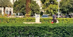 Seorang warga melindungi dirinya dari panas matahari dengan mengenakan jaket dan topi sinar matahari, Sabtu, 14 Maret 2026. (Sumber: Poskota/M. Tegar Jihad)