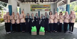 DWP Kemendagri menyerahkan 120 paket bantuan sembako kepada korban banjir di Kompleks Departemen Dalam Negeri (DDN) Karang Mulya, Kecamatan Karang Tengah, Kota Tangerang, Banten. (Sumber: Dok. Istimewa)