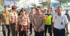 Kapolda Metro Jaya, Irjen Pol Asep Edi Suheri melakukan pengecekan kesiapan arus mudik lebaran Stasiun Pasar Senen, Jakarta Pusat, Sabtu, 14 Maret 2026. (Sumber: Poskota/Ali Mansur)