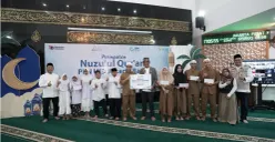 General Manager PLN UID Jakarta Raya, Moch. Andy Adchaminoerdin menyerahkan santunan secara kepada anak yatim dan difabel di Masjid Nurul Falah PLN UID Jaya. (Sumber: Dok. PLN UID Jaya)