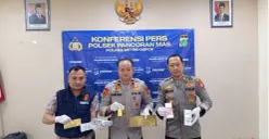 Polsek Pancoran Mas menampilkan barang bukti uang palsu dolar, lempengan mas palsu milik pelaku di Mapolsek Pancoran Mas. (Sumber: Poskota/Angga Pahlevi)