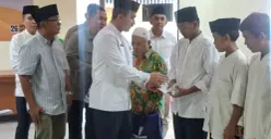 Wali Kota Jakarta Selatan, M Anwar dengan Ketua WJS, Robin Tarigan memberikan santunan anak yatim piatu di Kantor Wali Kota Jakarta Selatan, Jumat, 13 Maret 2026. (Sumber: Poskota/Angga Pahlevi)