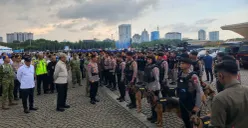 Ratusan personel gabungan mengikuti apel gelar pasukan Operasi Ketupat 2026 di Lapangan Silang Monas, Gambir, Jakarta Pusat, Kamis, 12 Maret 2026. (Sumber: Poskota/Ali Mansur)