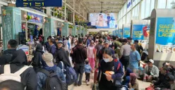 Kepadatan penumpang di Pasar Senen pada saat arus mudik lebaran, Sabtu, 14 Maret 2026. (Sumber: Poskota/Ali Mansur)