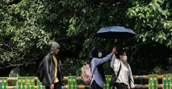 Sejumlah warga saat menghalau panasnya matahari, Sabru, 14 Maret 2026. (Sumber: Poskota/M Tegar Jihad)