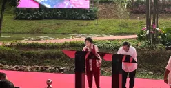 Gubernur Jakarta Pramono Anung dan Presiden ke-5 RI Megawati Soekarnoputri meresmikan Taman Bendera Pusaka, Jakarta Selatan, Sabtu, 14 Maret 2026. (Sumber: Poskota/M. Tegar Jihad)
