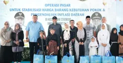 Bupati Bogor Rudy Susmanto bersama warga dalam acara Operasi Pasar GPM di Kecamatan Citeureup kegiatan tersebut digelar untuk menstabilkan harga kebutuhan pokok bagi masyarakat. (Sumber: Pemkab Bogor)