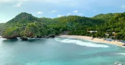 Salah satu rekomendasi pantai terindah di kawasan Gunung Kidul yang wajib Anda kunjungi saat libur Lebaran 2026, pantai siung. (Sumber: Instagram/@pantaisiung.official)