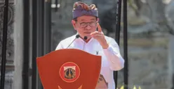 Gubernur DKI Jakarta Pramono Anung menghadiri Upacara Melasti sebagai bagian dari rangkaian perayaan Hari Suci Nyepi Tahun Baru Saka 1948 di Pura Segara, Cilincing, Jakarta Utara pada Minggu, 15 Maret 2026. (Sumber: Kominfo)