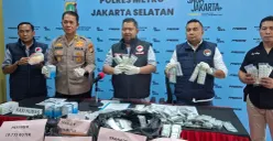 Polisi menyita puluhan ribu pil obat daftar G ilegal di Jagakarsa, Jakarta Selatan, Minggu, 15 Maret 2026. (Sumber: Poskota/Angga Pahlevi)