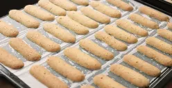 Resep kue lidah kucing dan cara buatnya ala Chef Devina Hermawan. (Sumber: YouTube/Devina Hermawan)