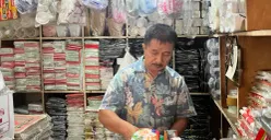 Murodi pedagang plastik di Tebet, Jakarta Selatan, Senin, 16 Maret 2026. (Sumber: Poskota/M. Tegar Jihad)