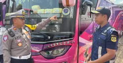 Kasatlantas Polres Bogor, Iptu Afif Widhi Ananto saat memeriksa kesiapan bus mudik di pool bus, Jalan Mayor Oking, Kecamatan Cibinong, Senin 16 Maret 2026. (Sumber: Poskota/Giffar Rivana)