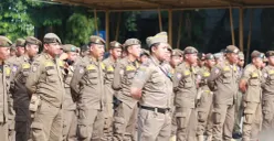 Personel Satpol PP Kabupaten Tangerang sedang melaksanakan apel sebelum diberangkatkan ke titik lokasi pengamanan masing-masing. (Sumber: Poskota/Veronica Prasetio)