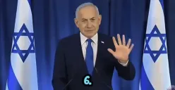 Rumor Benjamin Netanyahu meninggal dunia viral di media sosial setelah video konferensi pers menunjukkan 6 jari di tangannya. (Sumber: X/@kafiradikalis)