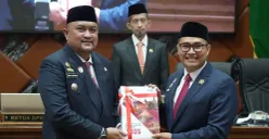 Bupati Bogor Rudy Susmanto menyerahkan laporan LKPJ 2025 ke Ketua DPRD Kabupaten Bogor Sastra Winara, dalam Rapat Paripurna Senin, 16 Maret 2026. (Sumber: Pemkab Bogor)